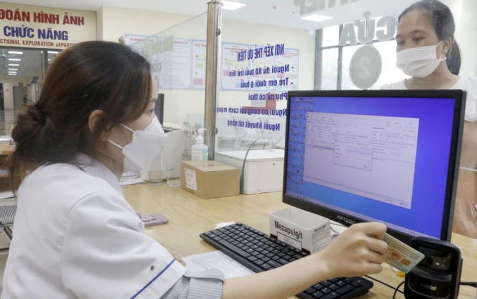 Nhân viên y tế dùng máy quét QR code trên Căn cước công dân gắn chíp để tra cứu thông tin người bệnh tại Trung tâm y tế huyện Tân Yên, Bắc Giang. (Ảnh: Đồng Thúy/TTXVN)