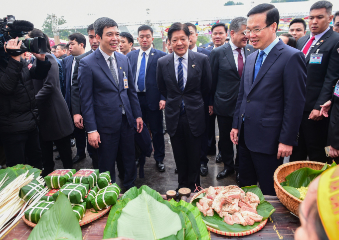   Hai nhà lãnh đạo thăm nơi trưng bày cách gói bánh chưng. Ảnh: Báo Giao thông  