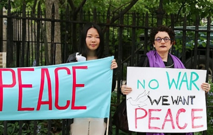   Bà Merle Ratner (bên phải) trong một hoạt động ủng hộ hòa bình cho Việt Nam. Ảnh: Quang Tuyến-Lê Dương/TTXVN  