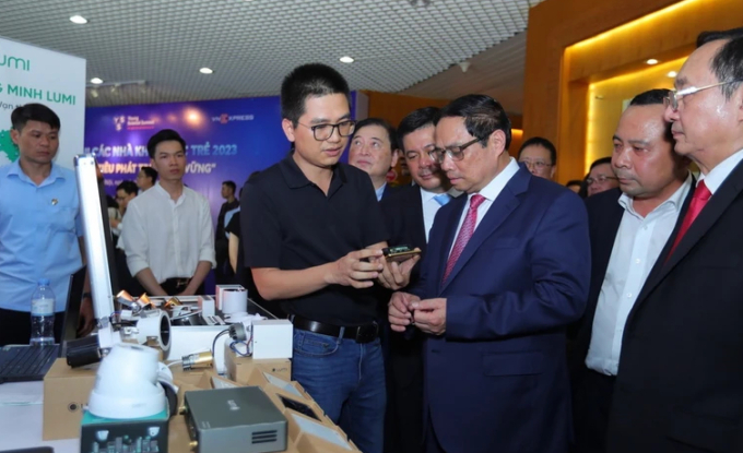 Thủ tướng Phạm Minh Chính và các đại biểu tham quan Triển lãm các sản phẩm ứng dụng Khoa học-Công nghệ, hồi tháng 5/2023. (Ảnh: Hoàng Hiếu/TTXVN)
