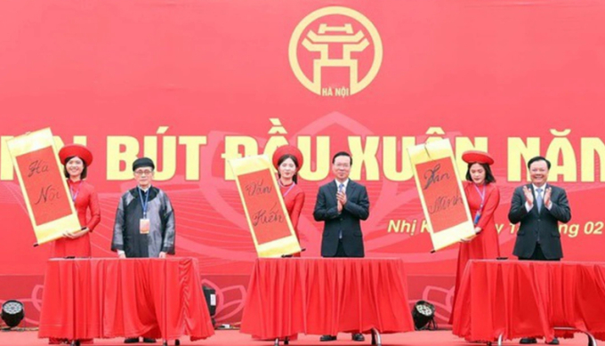  Chủ tịch nước Võ Văn Thưởng và các đại biểu thực hiện nghi lễ khai bút đầu xuân năm 2024 tại Khu lưu niệm Anh hùng dân tộc, Danh nhân văn hóa thế giới Nguyễn Trãi. 