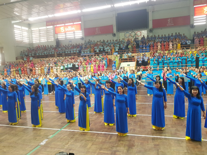 Nữ lãnh đạo Công ty Yến sào Khánh Hòa đứng hàng đầu, cùng hàng trăm vận động viên biểu diễn bài ca truyền thống Yến sào Khánh Hòa-...
