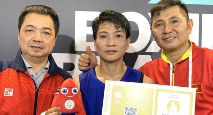   Võ sỹ Võ Thị Kim Ánh (giữa) giành vé dự Olympic Paris 2024. Ảnh: Liên đoàn Boxing Việt Nam  