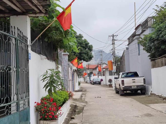 Treo cờ vào dịp ngày lễ Tết tại một làng nông thôn mới huyện Yên Định, tỉnh Thanh Hoá. Ảnh: XC