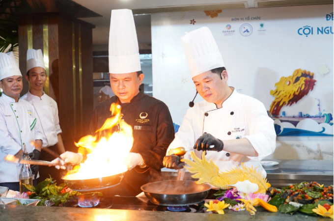   Đầu bếp Doãn Văn Tuấn và đầu bếp Lê Văn Khánh (bên trái) đã chế tác món 