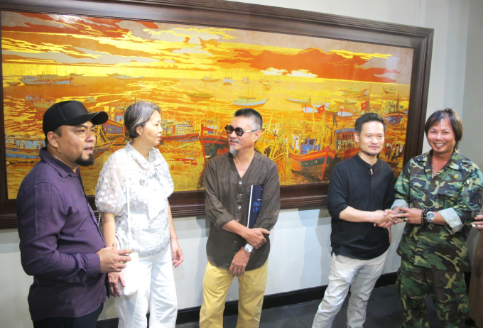   Bạn bè trong giới mỹ thuật đến chia vui cùng họa sĩ Phan Tuấn.  