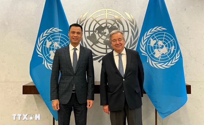 Đại sứ Đặng Hoàng Giang (bên trái) và Tổng thư ký Liên hợp quốc António Guterres. (Ảnh: TTXVN phát)