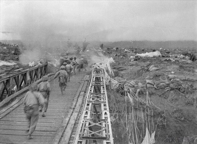Bộ đội ta vượt qua cầu Mường Thanh, tấn công vào Sở chỉ huy Tập đoàn cứ điểm Điện Biên Phủ, chiều 7/5/1954. Ảnh: Tư liệu TTXVN
