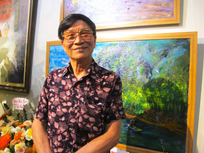 Thi sĩ/họa sĩ Trần Nhương tại triển lãm “Thi hứng 5” ở Hà Nội. Ảnh: L.Q.V 