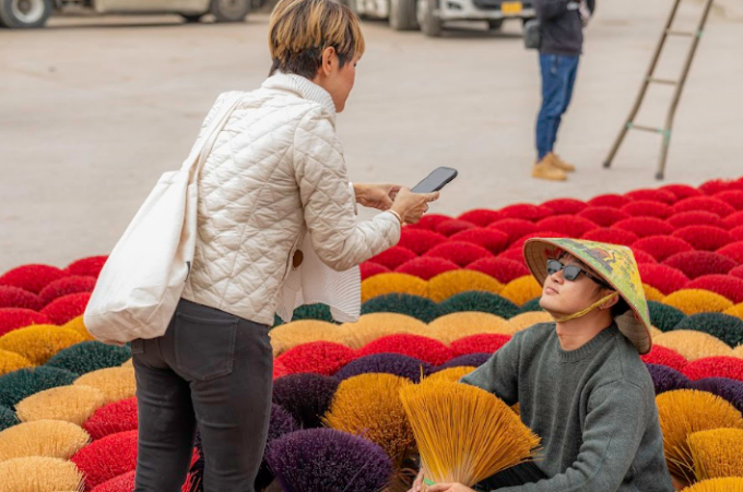 Khách du lịch nước ngoài thích thu check-in cùng tăm hương