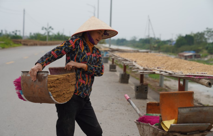 Hương sau se thành que đem phơi nắng