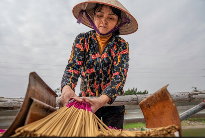 Quá trình phơi nắng sẽ giúp hương đảm bảo độ khô không bị mốc và giúp hương cháy đều khi thắp