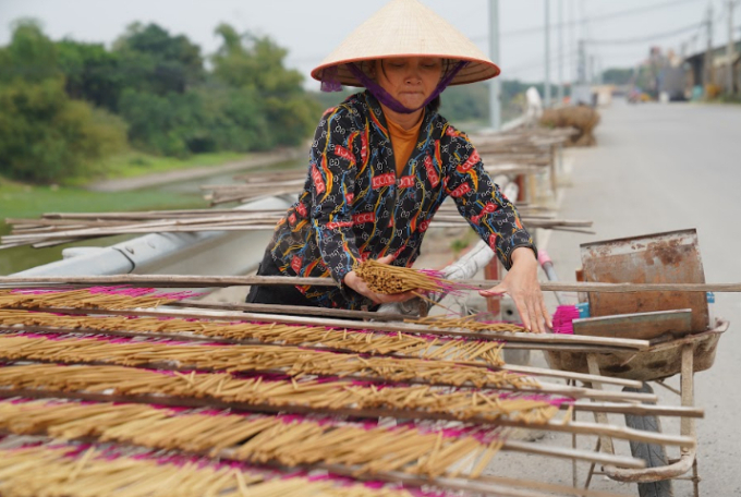 Tất bật tranh thủ nắng lên, bà Lê Thị Đông (chủ cơ sở sản xuất hương Phương Đông) cho biết, gia đình bà đã theo nghề làm hương đến hơn 100 năm, lưu truyền từ đời này sang đời khác. Theo bà Đông dịp cận Tết cơ sở phải tăng sản lượng lên khoảng 40% so với ngày bình thường.