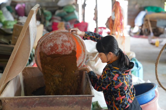 Công đoạn đầu tiên là chuẩn bị nguyên liệu làm hương, sau đó tất cả sẽ được trộn đều bằng máy