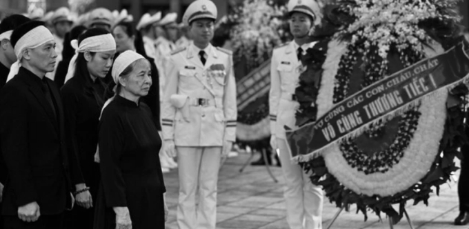 Phu nhân, cùng các con, cháu, chắt bên cạnh vòng hoa được chuẩn bị trước sân Nhà tang lễ Quốc gia. Ảnh: ĐẬU TIẾN ĐẠT