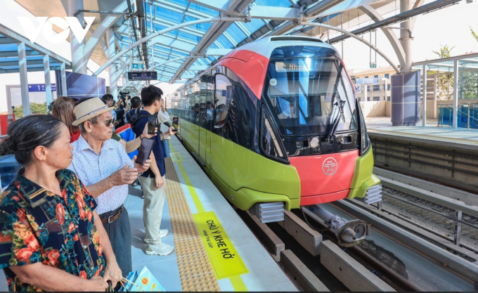 Người dân hào hứng đi trải nghiệm tuyến tàu điện thứ 2 của TP Hà Nội. Ảnh: VOV
