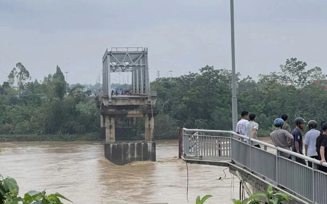   Cầu Phong Châu đứt gãy hoàn toàn (Ảnh: Ngọc Nguyễn)  