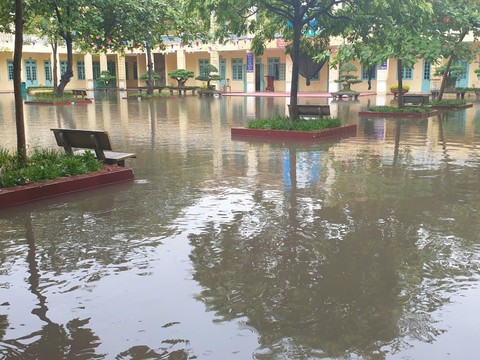  Một trường học ở huyện Thanh Trì, Hà Nội bị ngập, học sinh không thể đến trường