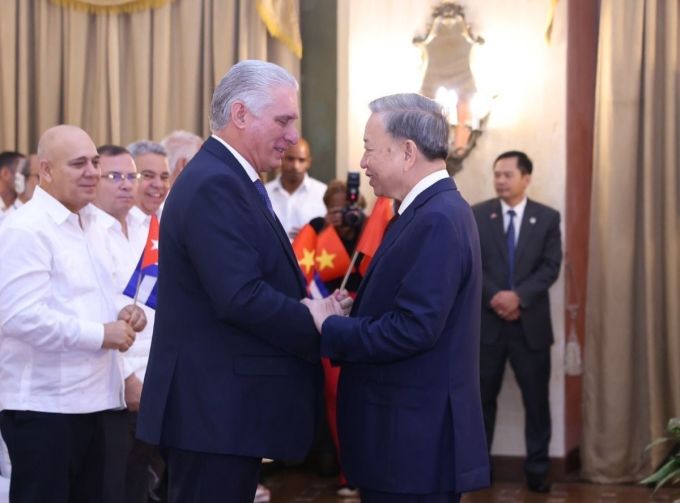   Tổng Bí thư, Chủ tịch nước Tô Lâm và Bí thư Thứ nhất, Chủ tịch nước Cuba Miguel Diaz-Canel Bermudez tại buổi gặp gỡ đại biểu hữu nghị nhân dân và thế hệ trẻ Cuba ngày 27/9. Ảnh: Lâm Khánh  