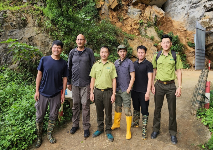 TS Vương Tân Tú và TS Alexandre Hassanin (đứng ngoài cùng bên trái) cùng đoàn nghiên cứu và các cán bộ kiểm lâm tại tỉnh Điện Biên.