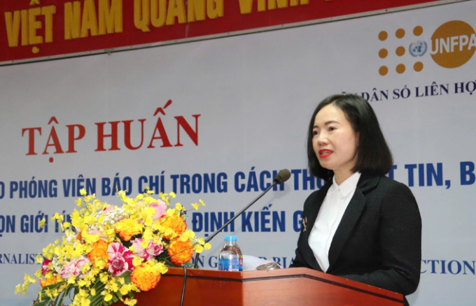   Bà Hoàng Thị Thơm, phó cục trưởng Cục Dân số, Bộ Y tế chia sẻ tại chương trình tập huấn - Ảnh: D.L.  