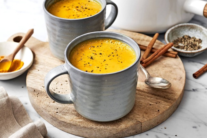 Curcumin trong nghệ có đặc tính chống oxy hóa mạnh mẽ, giúp bảo vệ cơ thể và chống lại tác nhân gây hại tế bào do stress oxy hóa.
