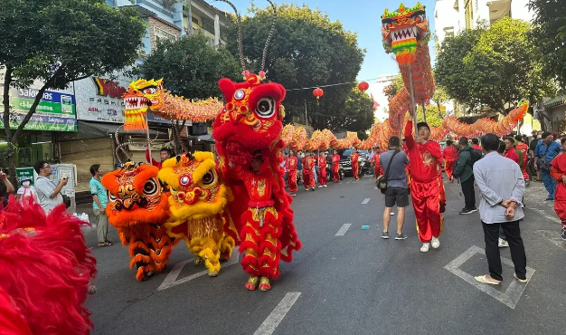 Múa lân sư rồng trong ngày Tết nguyên tiêu ở Q5