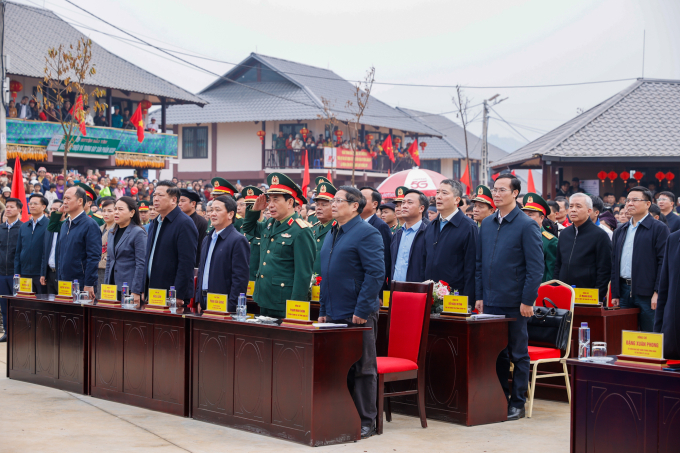 Thủ tướng Chính phủ Phạm Minh Chính và các đại biểu dự Lễ khánh thành Dự án tái thiết khu dân cư thôn Làng Nủ, xã Phúc Khánh, huyện Bảo Yên; thôn Nậm Tông, xã Nậm Lúc và thôn Kho Vàng, xã Cốc Lầu, huyện Bắc Hà, tỉnh Lào Cai