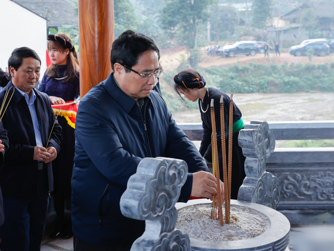 Thủ tướng Phạm Minh Chính dâng hương tưởng niệm đồng bào thiệt mạng trong thảm họa lũ quét, sạt lở đất do cơn bão số 3 gây ra tại thôn Làng Nủ.