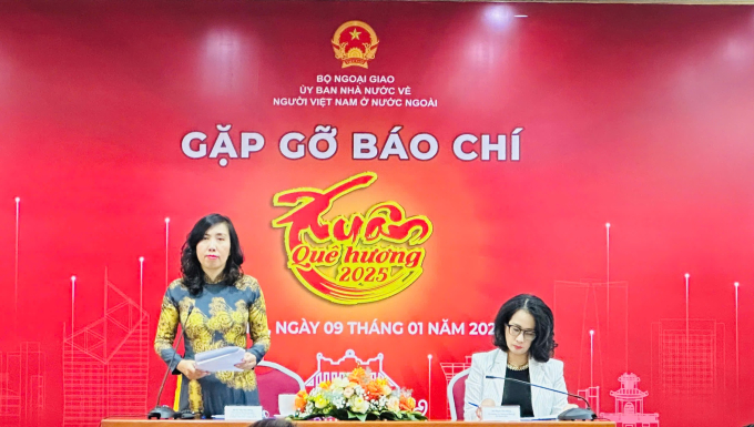   Thứ trưởng Bộ Ngoại giao Lê Thị Thu Hằng, Chủ nhiệm Ủy ban Nhà nước về người Việt Nam ở nước ngoài thông tin tại buổi gặp gỡ báo chí về chương trình Xuân Quê hương 2025 chiều 9/1 (Ảnh: VGP).  