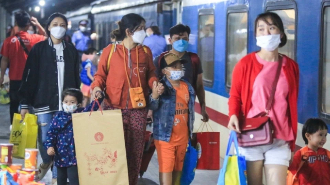 Thời điểm cận tết, ngành Đường sắt khuyến cáo hành khách khi đi tàu sắp xếp thời gian có mặt ở ga trước giờ tàu chạy từ 30 phút đến 1 tiếng, khi nhà ga thông báo mở cửa thì hành khách vào ga và lên đúng chuyến tàu, số toa, số chỗ của mình để tránh nhỡ tàu.