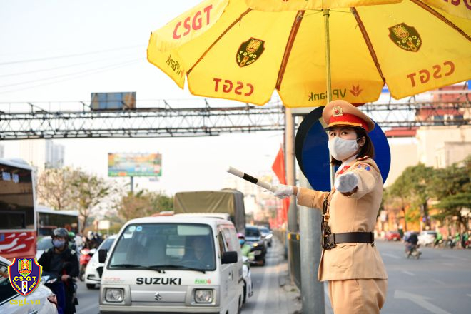 CSGT phân luồng, điều tiết giao thông.