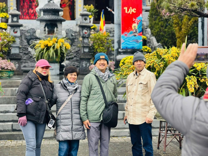 Ngày đầu năm mới Ất Tỵ, nhiều du khách chọn đỉnh Fansipan để khởi đầu năm mới, chỉnh phục đỉnh thiêng và cầu bình an may mắn tại quần thể tâm linh trên đỉnh Đông Dương.