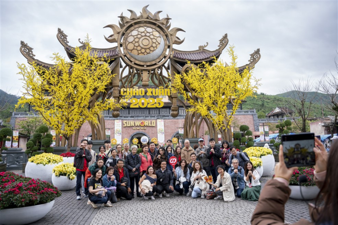 Hàng nghìn du khách đến du xuân tại Sun World Ba Na Hills dịp đầu năm mới 2025