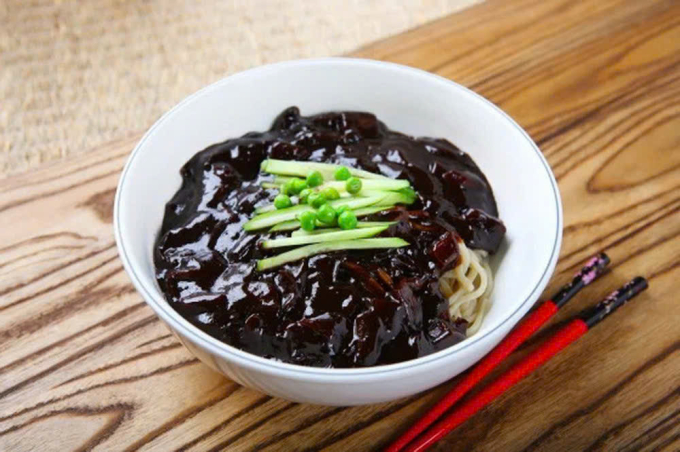   Những người độc thân Hàn Quốc thường ăn jajangmyeon vào ngày Valentine Đen 14/4. (Ảnh: Getty Images/iStockphoto).  