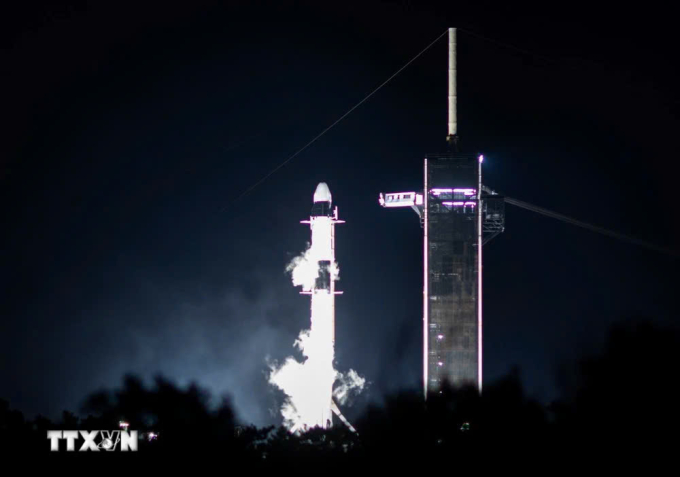  Tên lửa đẩy Falcon 9 của Tập đoàn SpaceX mang theo tàu vũ trụ Dragon rời khỏi bệ phóng tại Trung tâm vũ trụ Kennedy ở Florida, Mỹ.  