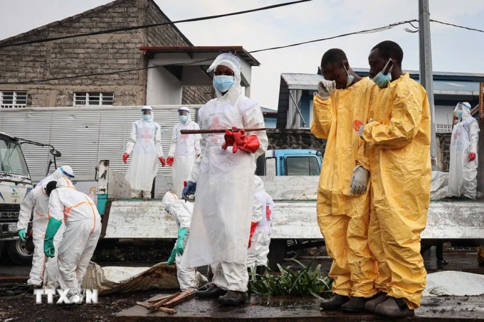   Nhân viên y tế chuyển các thi thể được tìm thấy tại Goma, CHDC Congo.  