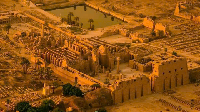                                         Quần thể đền Karnak ở Luxor, Ai Cập.  