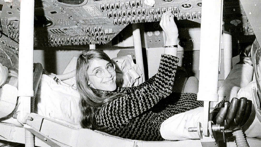 Margaret Hamilton trong Modul Chỉ huy tàu Apollo. (Ảnh: NASA).