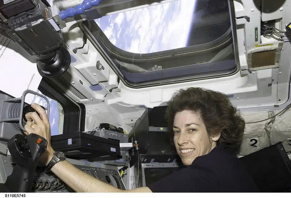 Tiến sỹ Ellen Ochoa trên buồng lái của tàu con thoi Atlantis. (Ảnh: NASA).