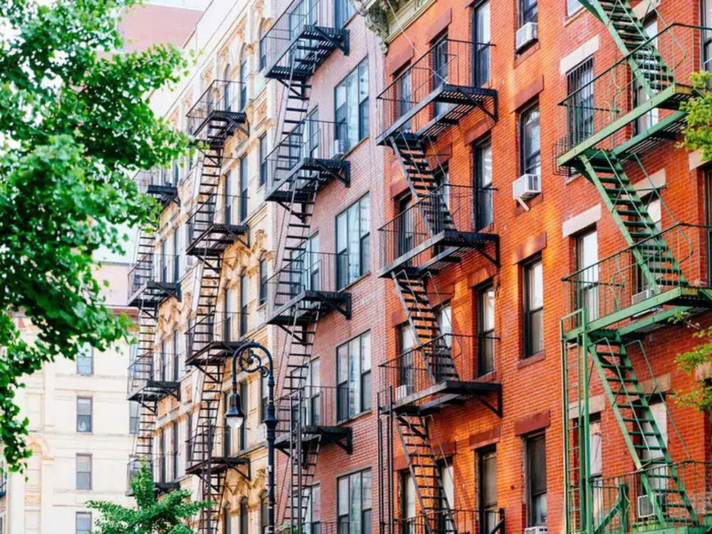 Cầu thang thoát hiểm thường thấy ở các tòa nhà tại Thành phố New York, Mỹ. (Ảnh: Getty Images)