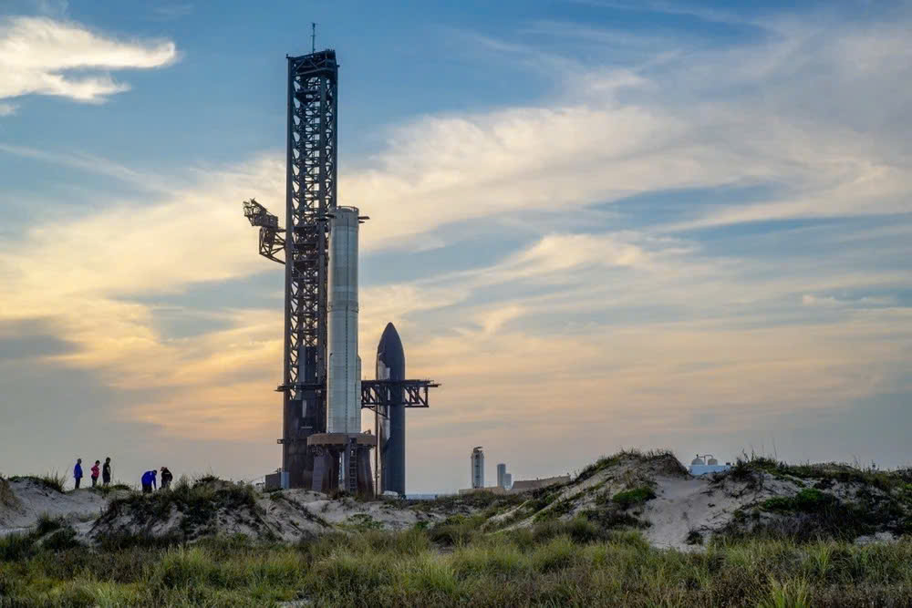   Chuyến bay 8 của SpaceX Starship neo đậu gần Bệ phóng quỹ đạo A trước giờ phóng tại bãi biển Boca Chica, Texas, ngày 3/3. (Ảnh: Getty)  