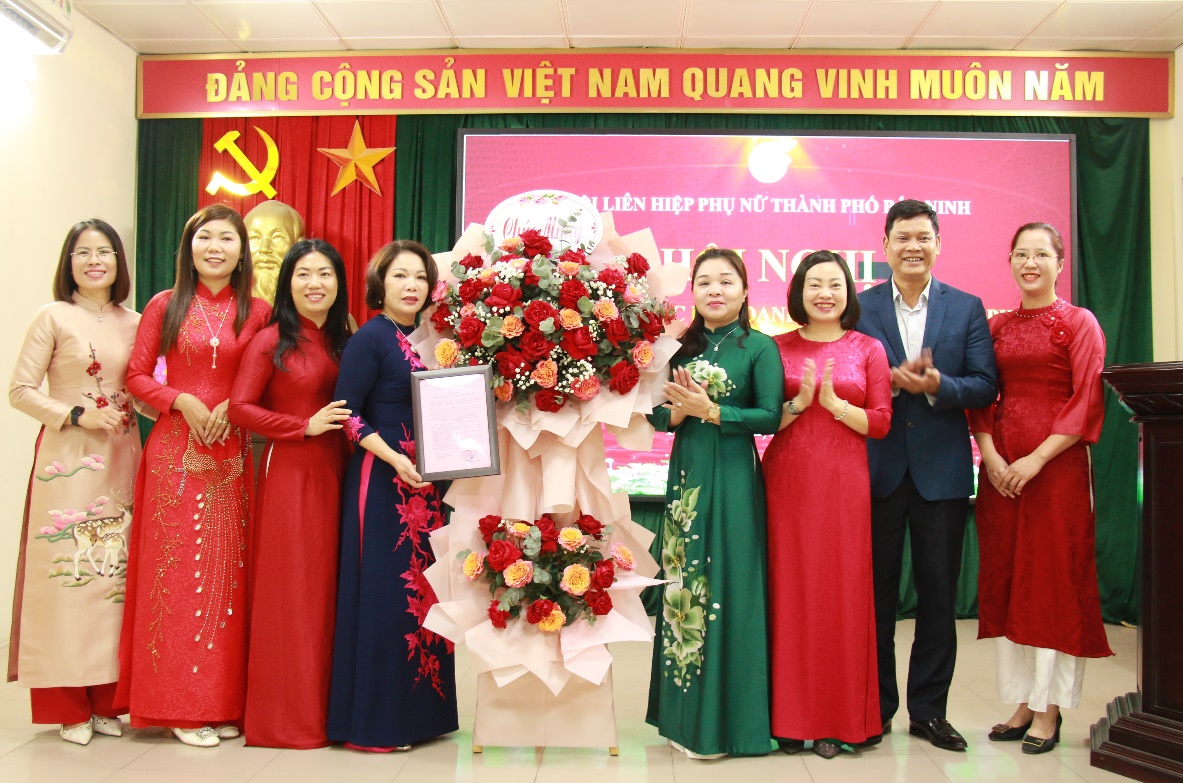   Lãnh đạo Hội LHPN tỉnh Bắc Ninh, Hội LHPN thành phố Bắc Ninh chúc mừng ra mắt CLB Doanh nhân nữ thành phố.  