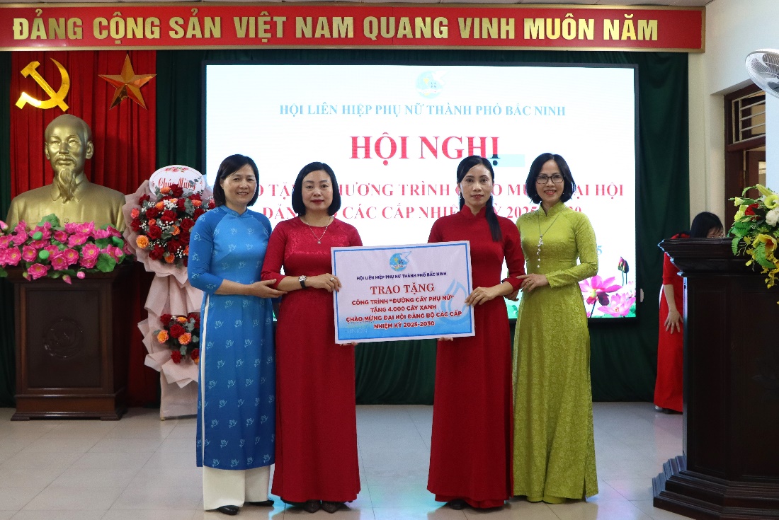   Lãnh đạo Hội LHPN thành phố Bắc Ninh trao tặng công trình “Đường cây phụ nữ” cho phụ nữ phường Nam Sơn, TP Bắc Ninh.  