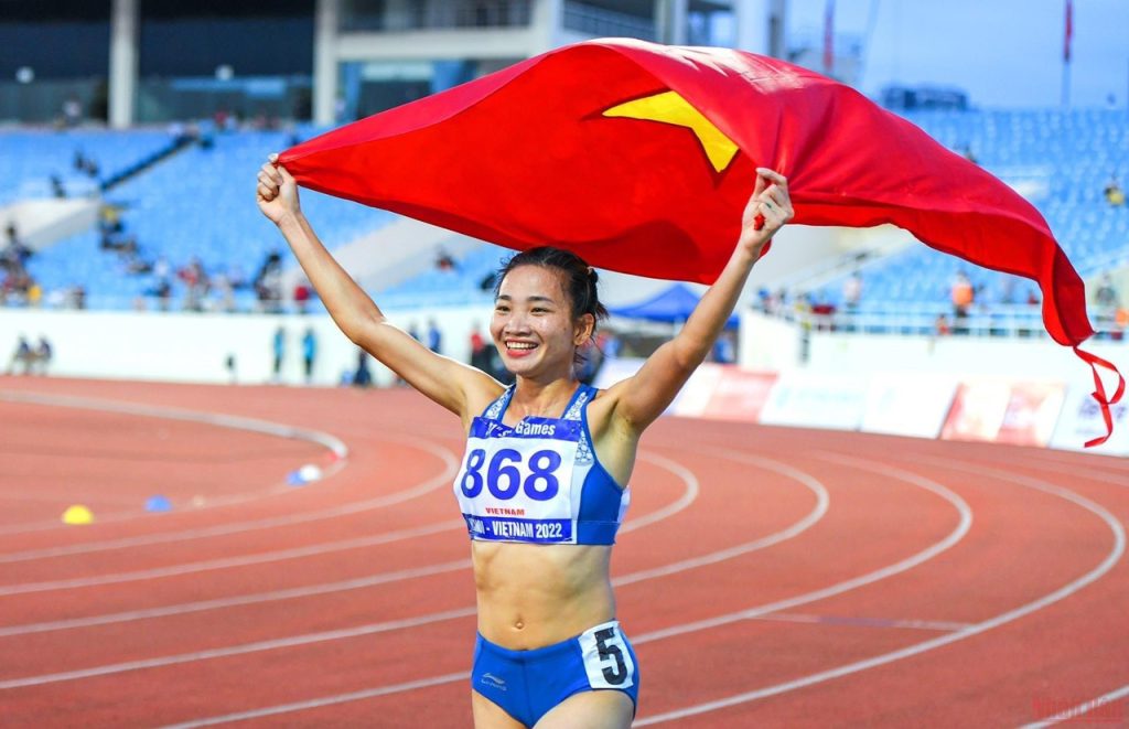 Đầu năm, đường chạy Giải bán marathon quốc tế Việt Nam 2025 tiếp tục chứng kiến sự tỏa sáng của kỷ lục gia Nguyễn Thị Oanh, khi cô đã vô địch cự ly bán marathon (21 km) dành cho hệ chuyên nghiệp nữ.