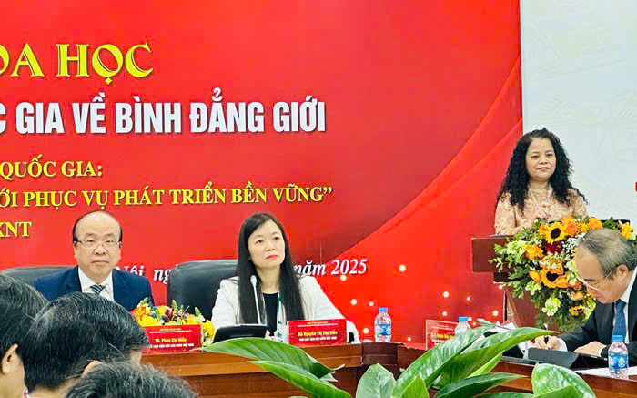 PGS. TS. Trần Thị Minh Thi, Phó Viện trưởng Viện thông tin khoa học xã hội, chủ nhiệm đề tài trình bày các kết quả nghiên cứu tại Hội thảo.