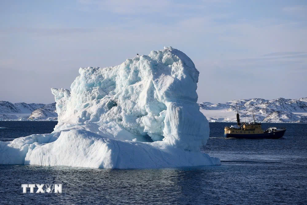   Tảng băng trôi tại Nuuk, Greenland. (Ảnh: THX/TTXVN).  