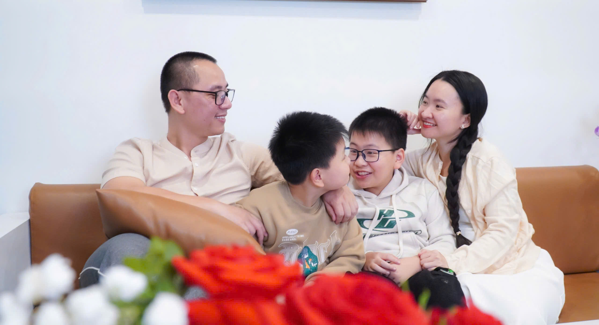 Nội dung sách đề cao tầm quan trọng của việc cha mẹ kết nối với chính mình trước khi kết nối với con, sống hạnh phúc trước khi mong con hạnh phúc.