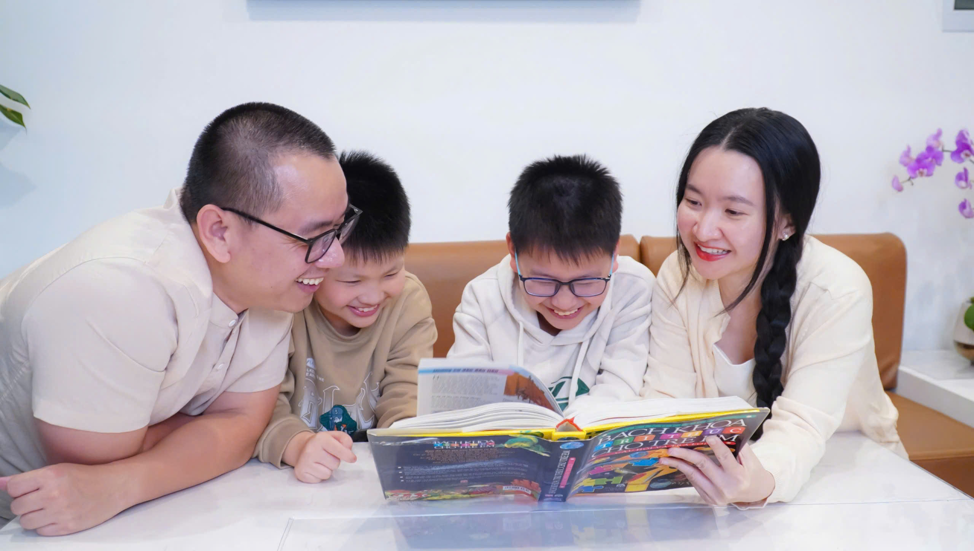 Cuốn sách của 2 tác giả Tuệ An và Chân Nguyên cung cấp những kiến thức, giải pháp kiểm soát cảm xúc tiêu cực, tránh những lời nói và hành động gây tổn thương cho con. Định hướng một phương pháp nuôi dạy con tích cực, giúp con có một tuổi thơ hạnh phúc. Cải thiện mối quan hệ hôn nhân và các mối quan hệ gia đình, tạo môi trường lành mạnh cho sự phát triển của con. Hỗ trợ cha mẹ kết nối sâu sắc với chính mình, phát triển nội tâm bình an để lan tỏa năng lượng tích cực đến con cái.