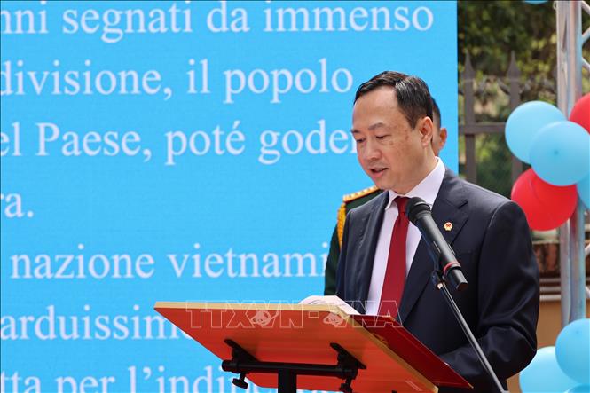 Đại sứ Việt Nam tại Italy Dương Hải Hưng phát biểu khai mạc Lễ kỷ niệm .
